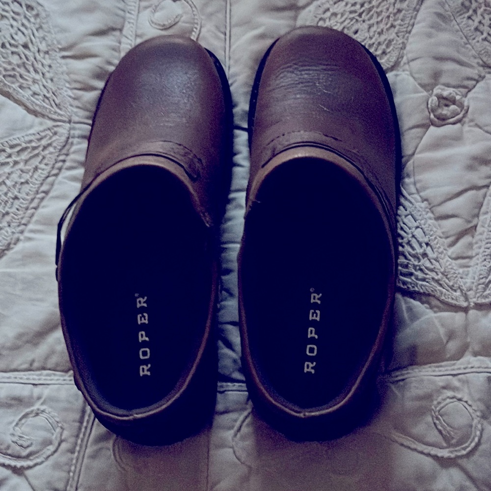 These are a size 9 but not true to size. Fit like a 8 1/2 N.
